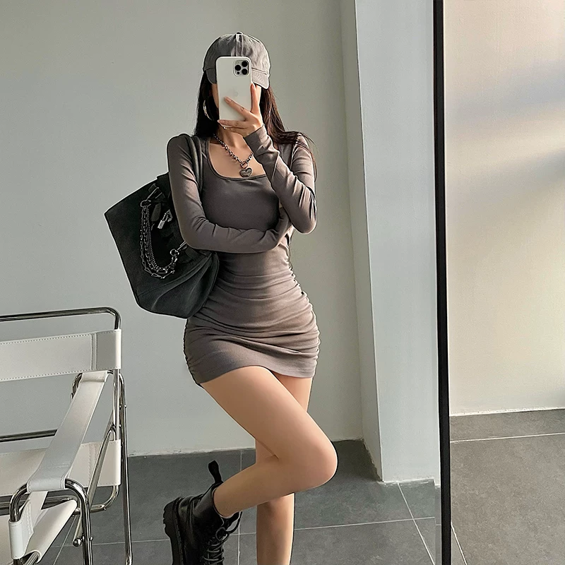YoungGirlDay váy cổ vuông ôm sát gợi cảm, có xếp ly bên hông và tay áo dài, váy ngắn.