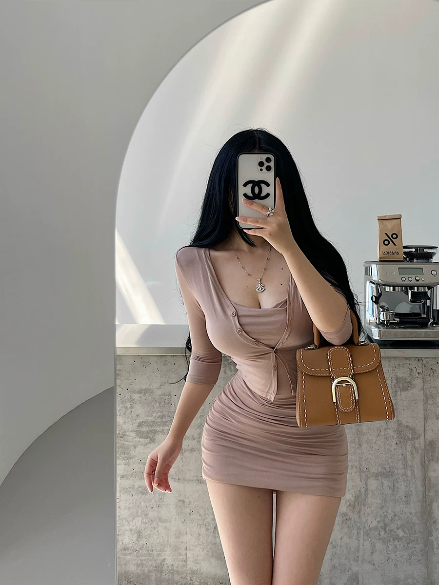 YoungGirlDay khao khát thuần khiết gợi cảm, váy ôm sát xếp ly, bộ áo cardigan một hàng khuy