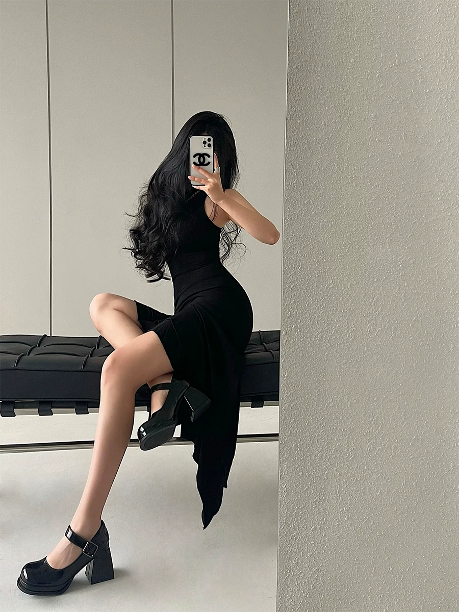 YoungGirlDay váy dài vừa phải, cổ tròn, không tay, xẻ tà cao, gợi cảm, quyến rũ, kiểu dáng ôm sát.