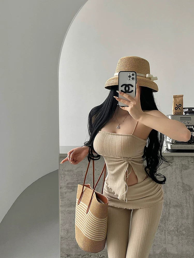 Bộ đồ gồm áo camisole xẻ tà xếp ly kiểu Pure Desire có mút ngực và quần dài xếp ly hai lớp cạp cao dáng suông.