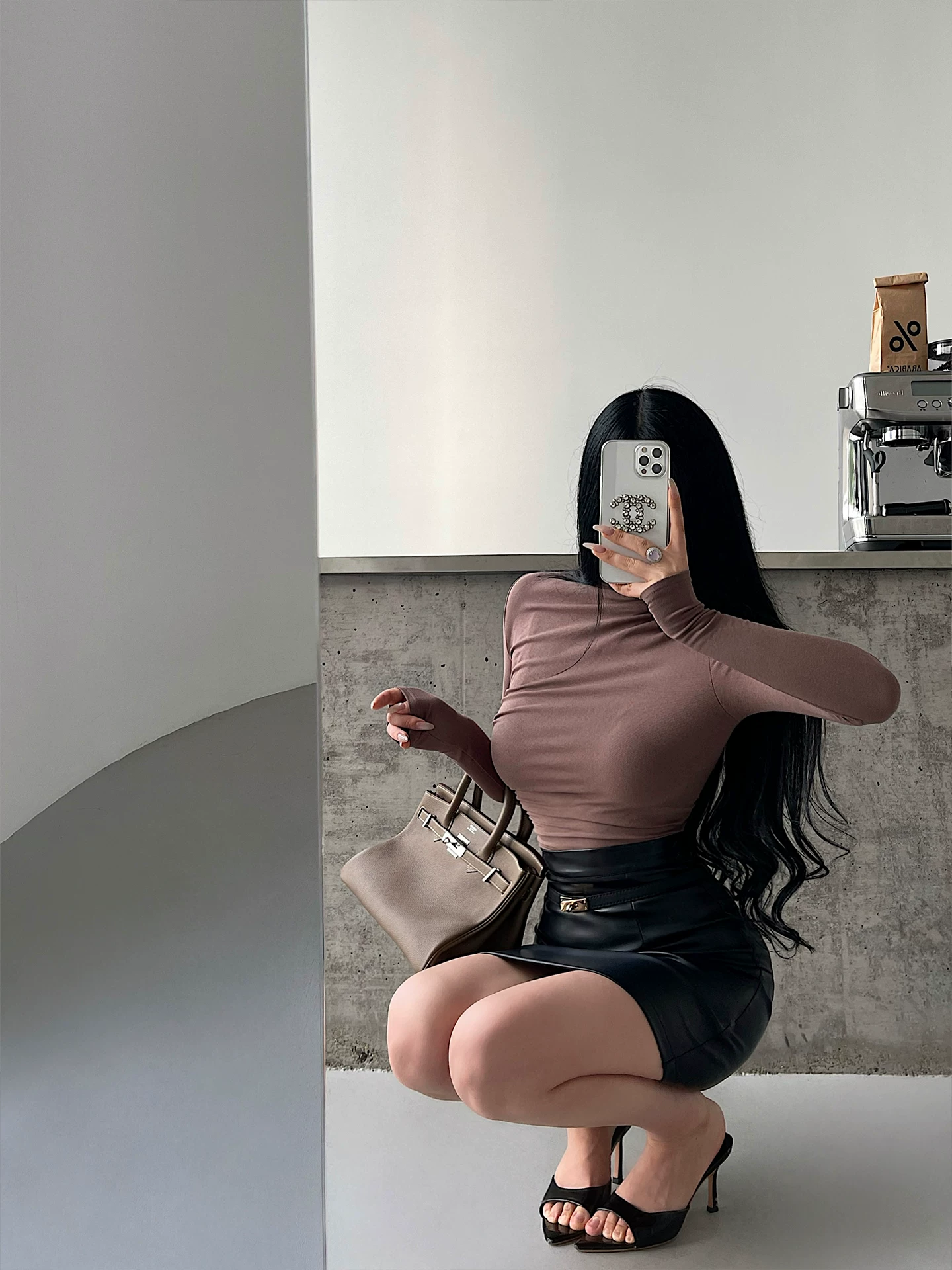 YoungGirlDay Pure Desire Style Cổ cao xếp ly không đều, eo thon gọn, áo thun dài tay bằng vải lông cừu.