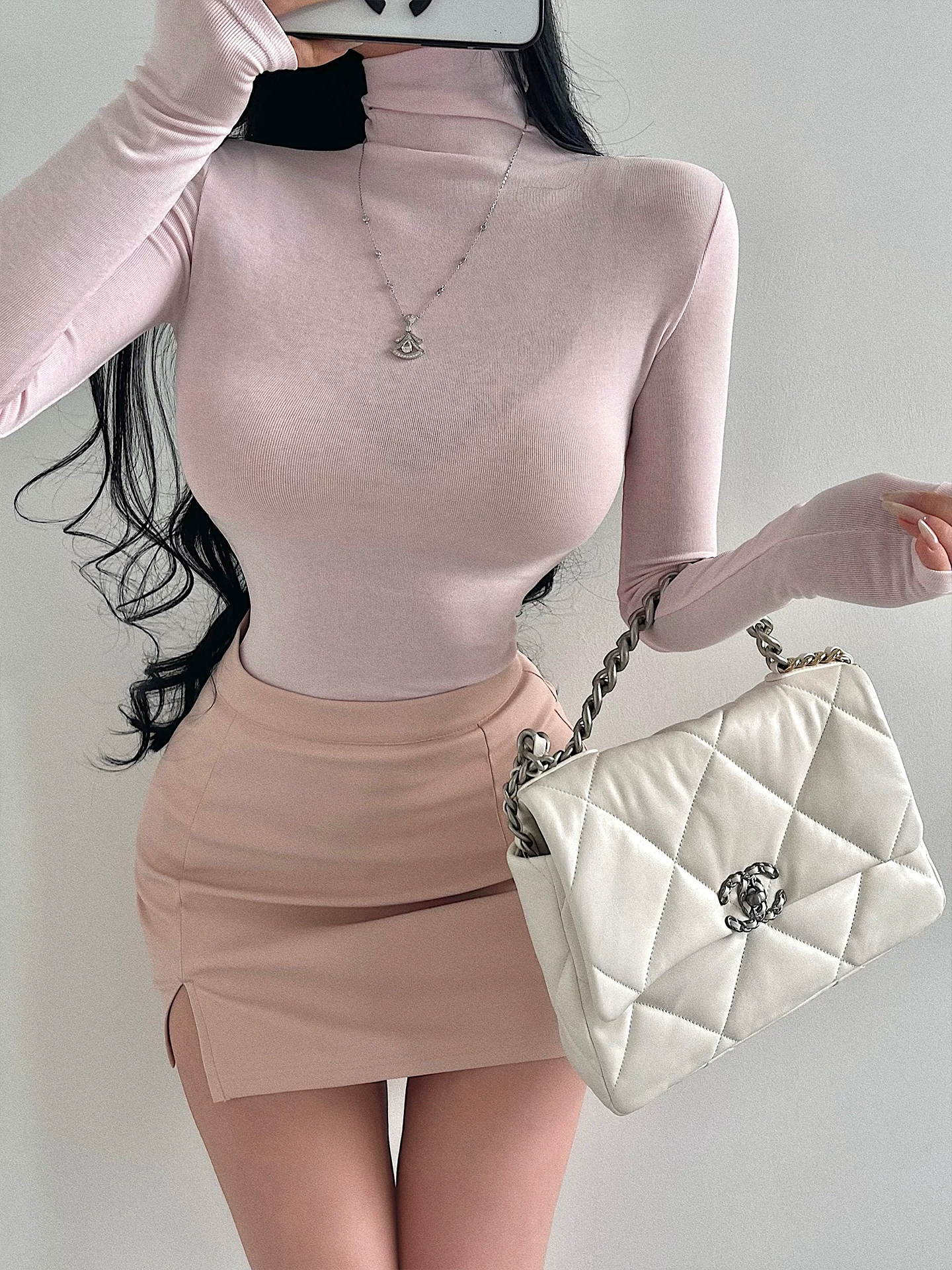 YoungGirlDay váy ngắn bằng da PU xẻ tà chống lộ, cạp cao, tôn dáng hông, gợi cảm và quyến rũ.