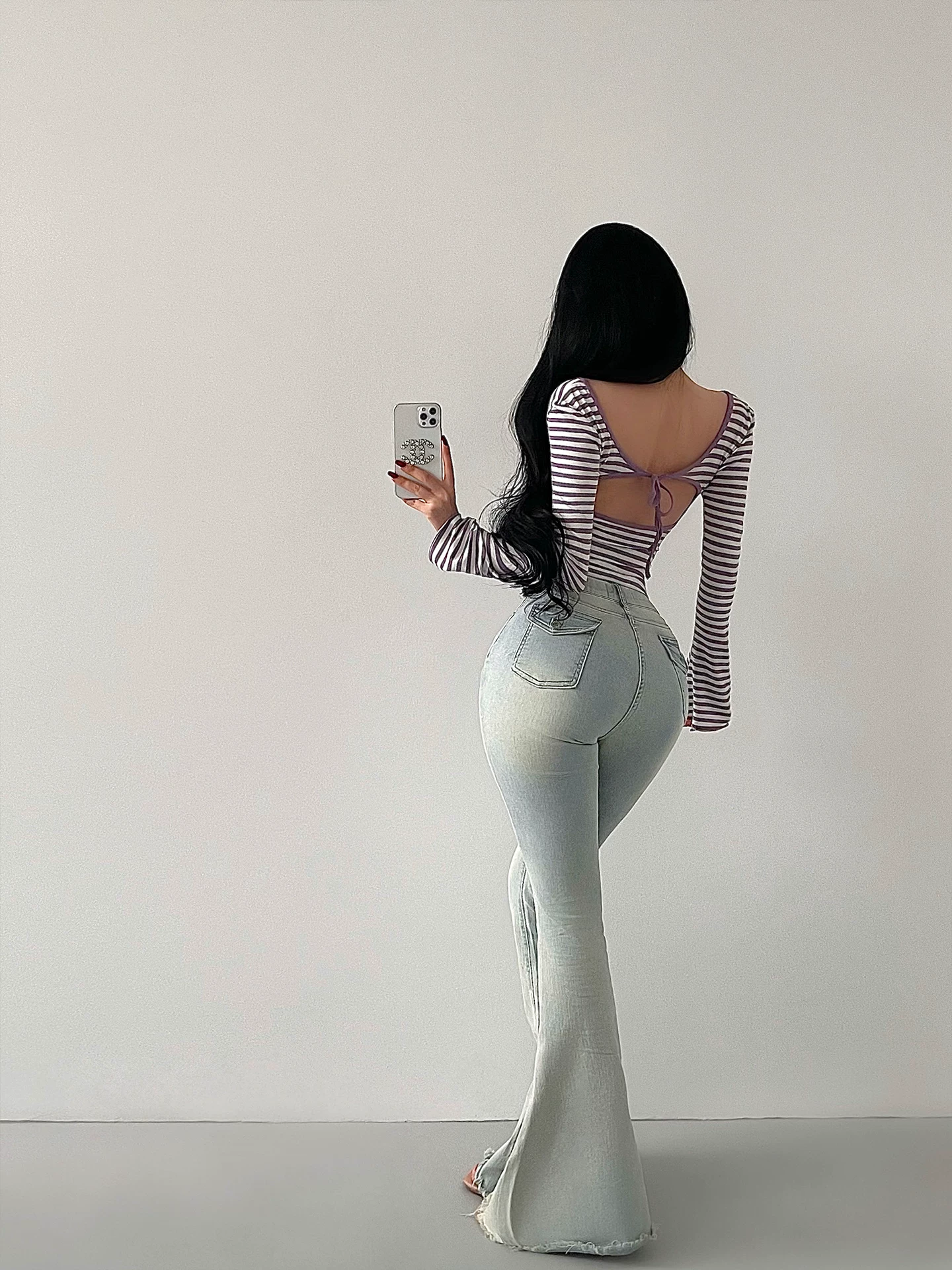 YoungGirlDay Quần jean ống loe ôm sát cạp cao kiểu Hàn Quốc dành cho cô gái cá tính, giúp chân trông dài hơn với thiết kế viền xù và dài chạm sàn.