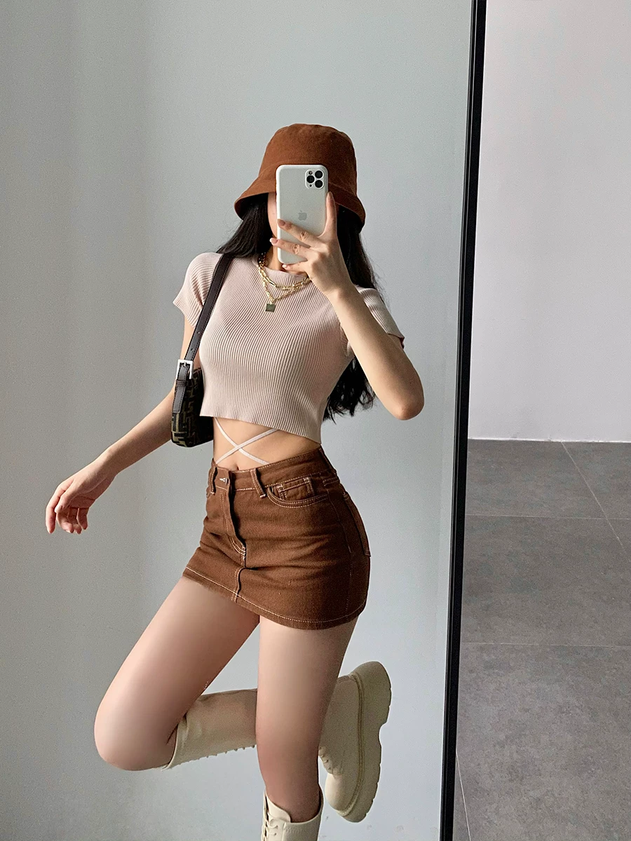 Áo thun ngắn tay dệt kim kiểu dáng ôm sát, buộc dây chéo, gợi cảm của YoungGirlDay.