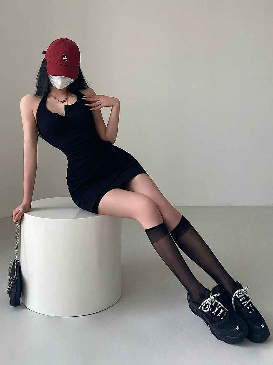 YoungGirlDay Váy cổ yếm xếp ly không đều, hở lưng gợi cảm, ôm sát hông, có chân váy ngắn ôm sát hông.