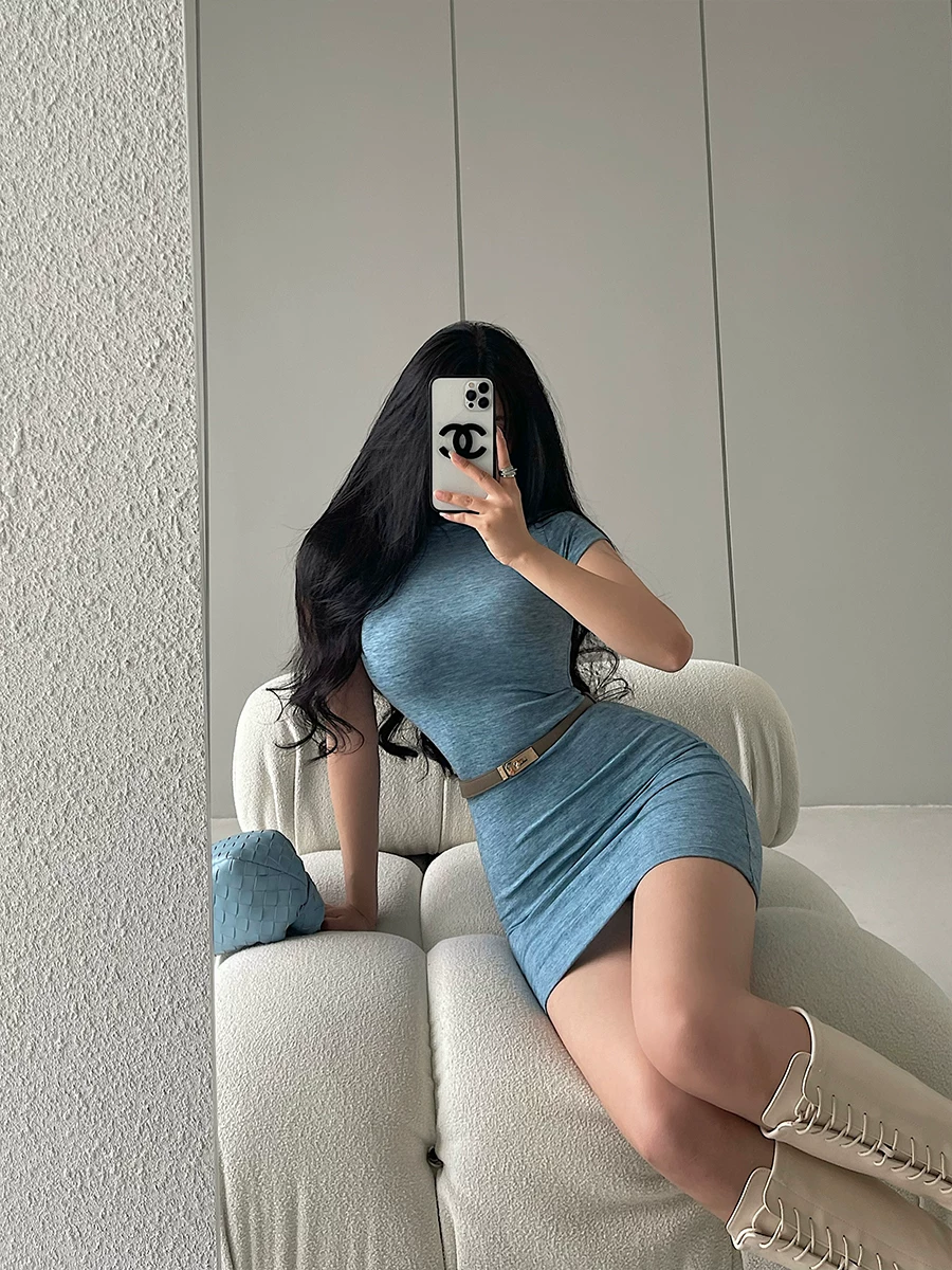 YoungGirlDay phong cách thuần khiết gợi cảm, váy ngắn tay ôm sát, cổ cao, ôm sát hông, kèm váy ngắn ôm sát và thắt lưng.