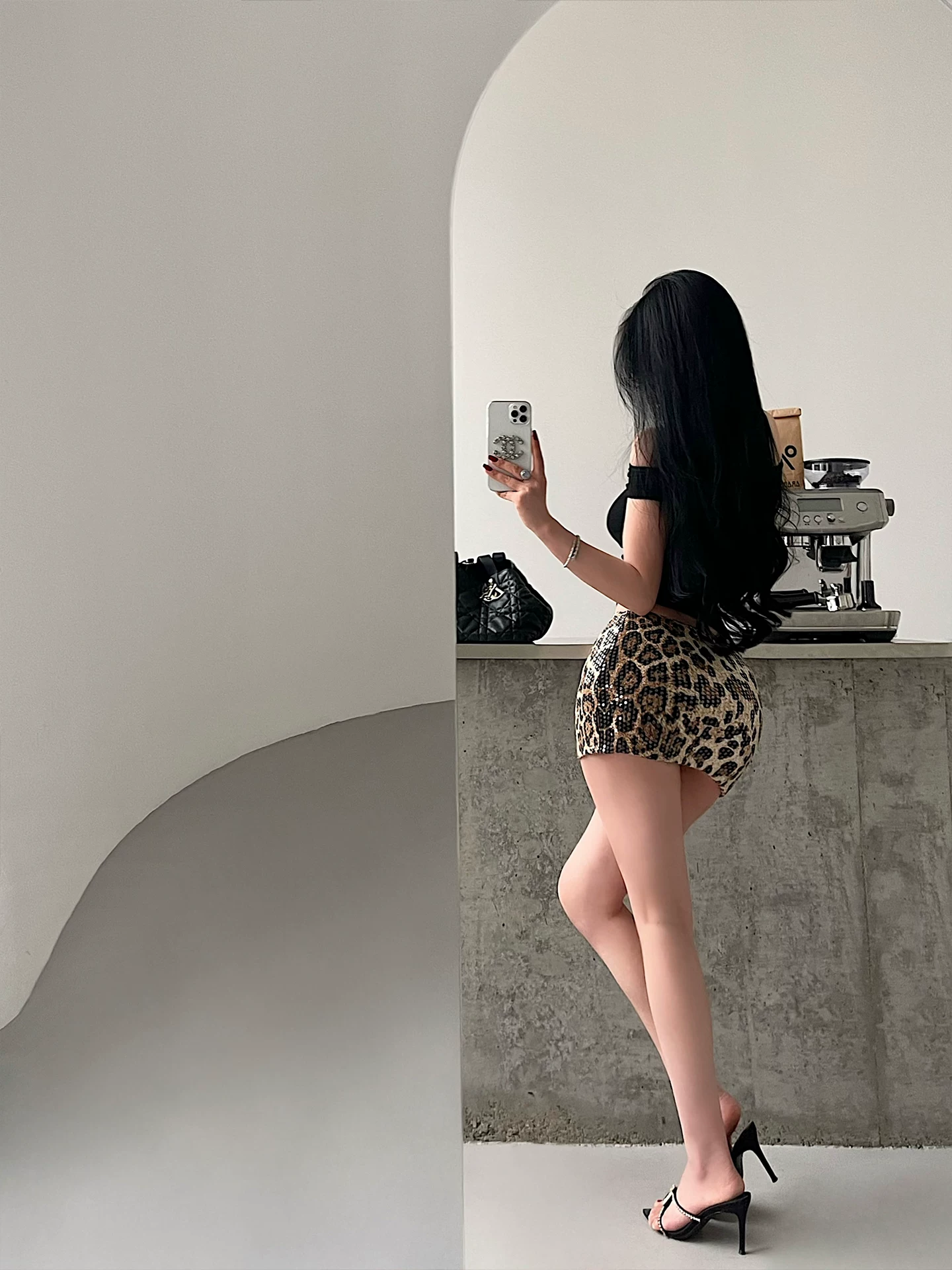 YoungGirlDay gợi cảm và thời trang, váy ngắn ôm hông in họa tiết da báo lấp lánh, chống lộ hàng, eo thấp