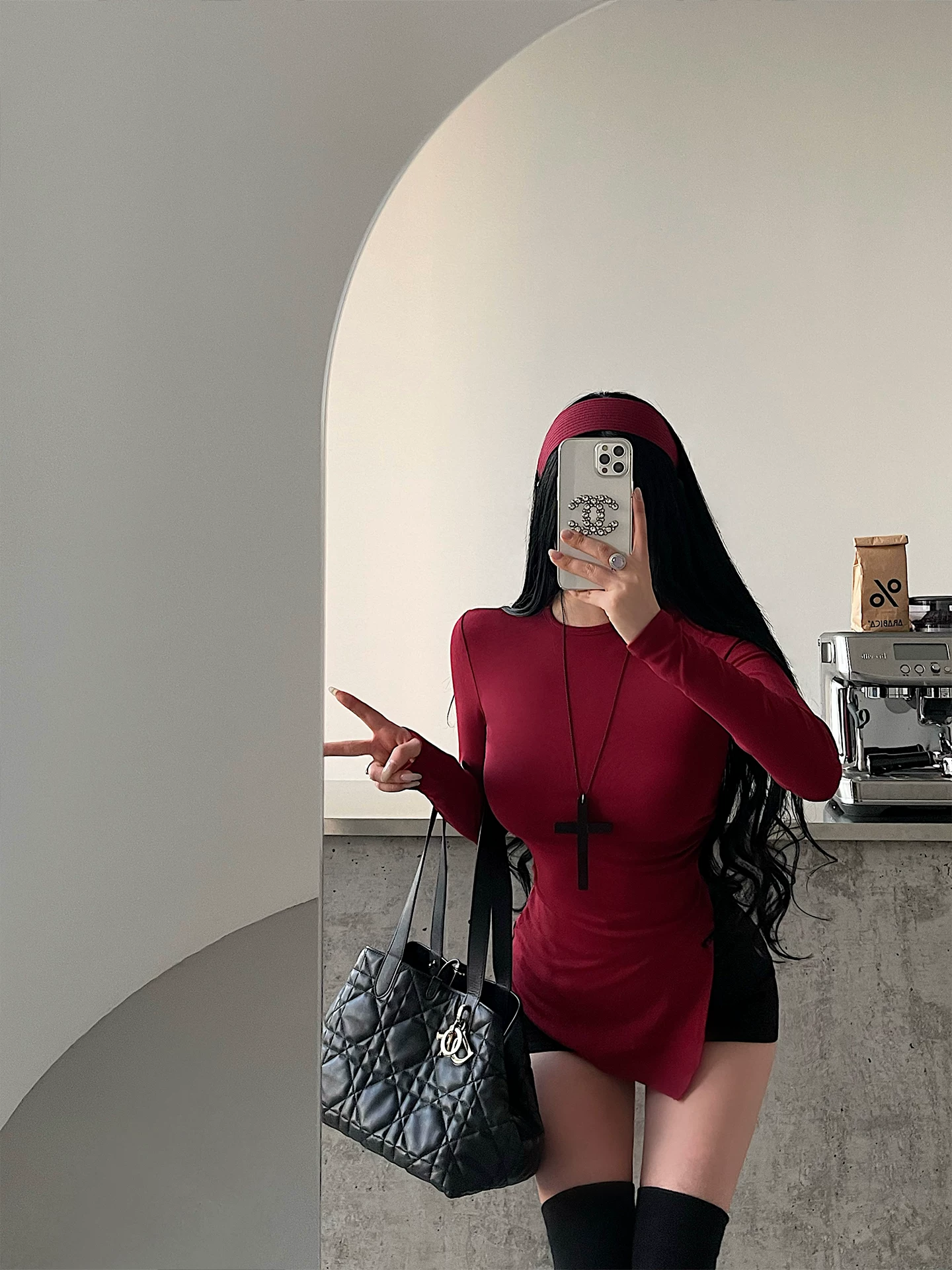 YoungGirlDay phong cách thuần khiết gợi cảm, áo thun dài tay có đường viền xếp nếp thon gọn eo, xẻ tà bên hông