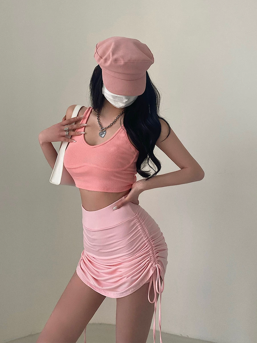 Áo crop top ngắn bó sát gợi cảm, tôn dáng, không tay, kiểu camisole dành cho nữ giới trẻ.