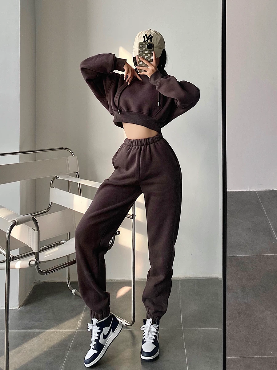 Bộ đồ thể thao nữ phong cách đường phố Âu Mỹ gồm áo hoodie ngắn có túi và quần jogger cạp cao rộng rãi