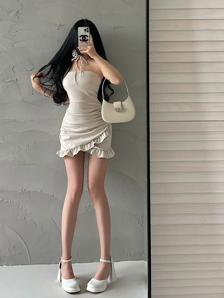 YoungGirlDay váy quây cổ yếm kiểu hoa hồng gợi cảm, quyến rũ, có diềm xếp ly và chân váy ngắn ôm sát.