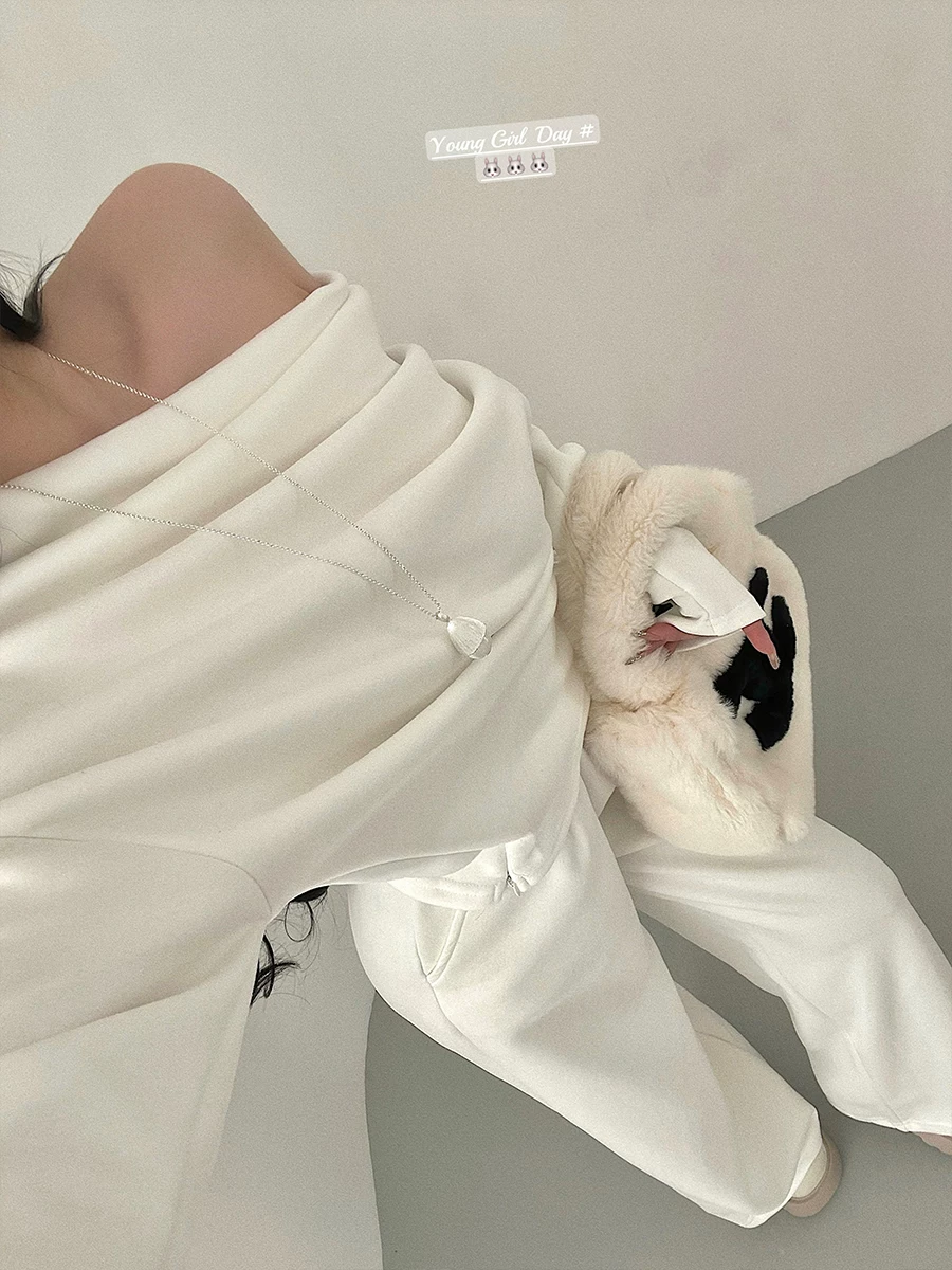 YoungGirlDay lazy vibe áo nỉ dài tay dáng rộng bất đối xứng lệch vai xếp ly dáng rộng giúp thon gọn