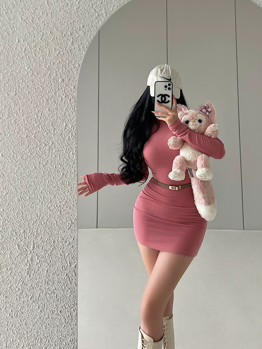 YoungGirlDay phong cách thuần khiết gợi cảm, váy dài tay cổ cao ôm sát cơ thể, kèm chân váy ngắn ôm hông và thắt lưng.