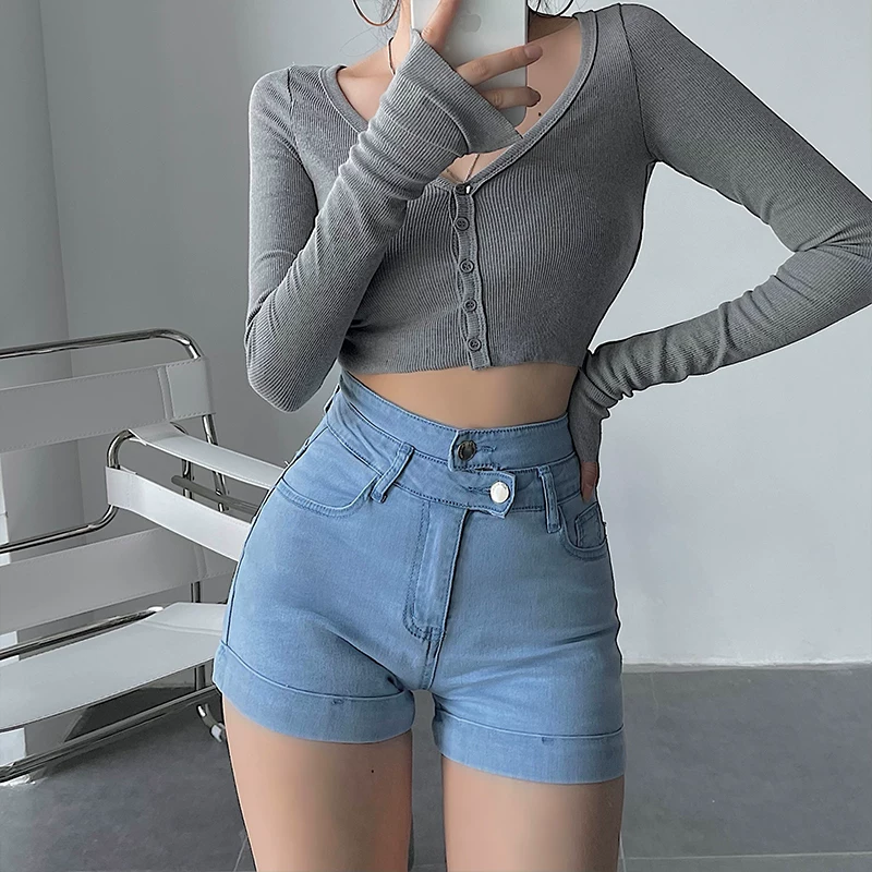 Quần short denim ôm sát, cạp cao, hai hàng khuy, chất liệu co giãn, kiểu dáng trẻ trung gợi cảm.