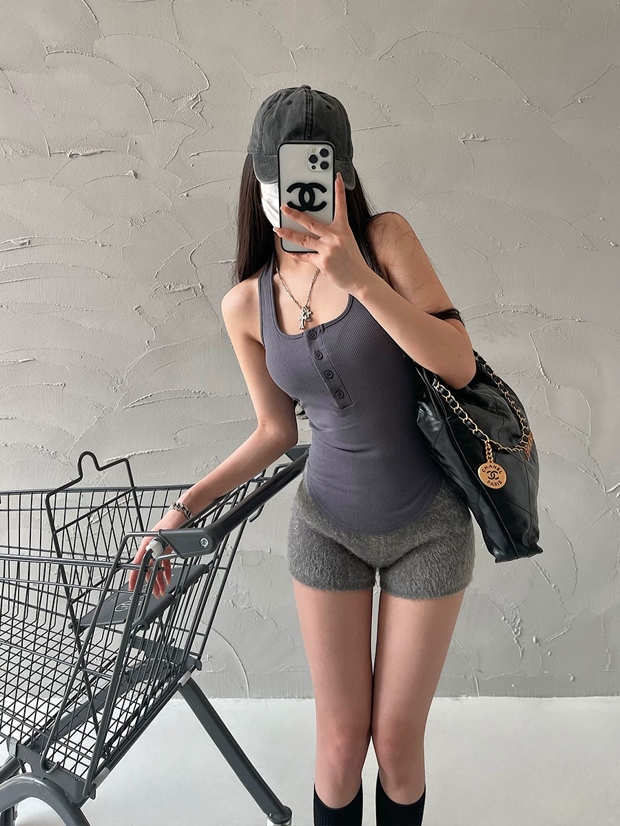 Áo hai dây ôm sát, lưng trần, kiểu dáng gợi cảm, vạt cong, cổ halter, phong cách hot girl YoungGirlDay.