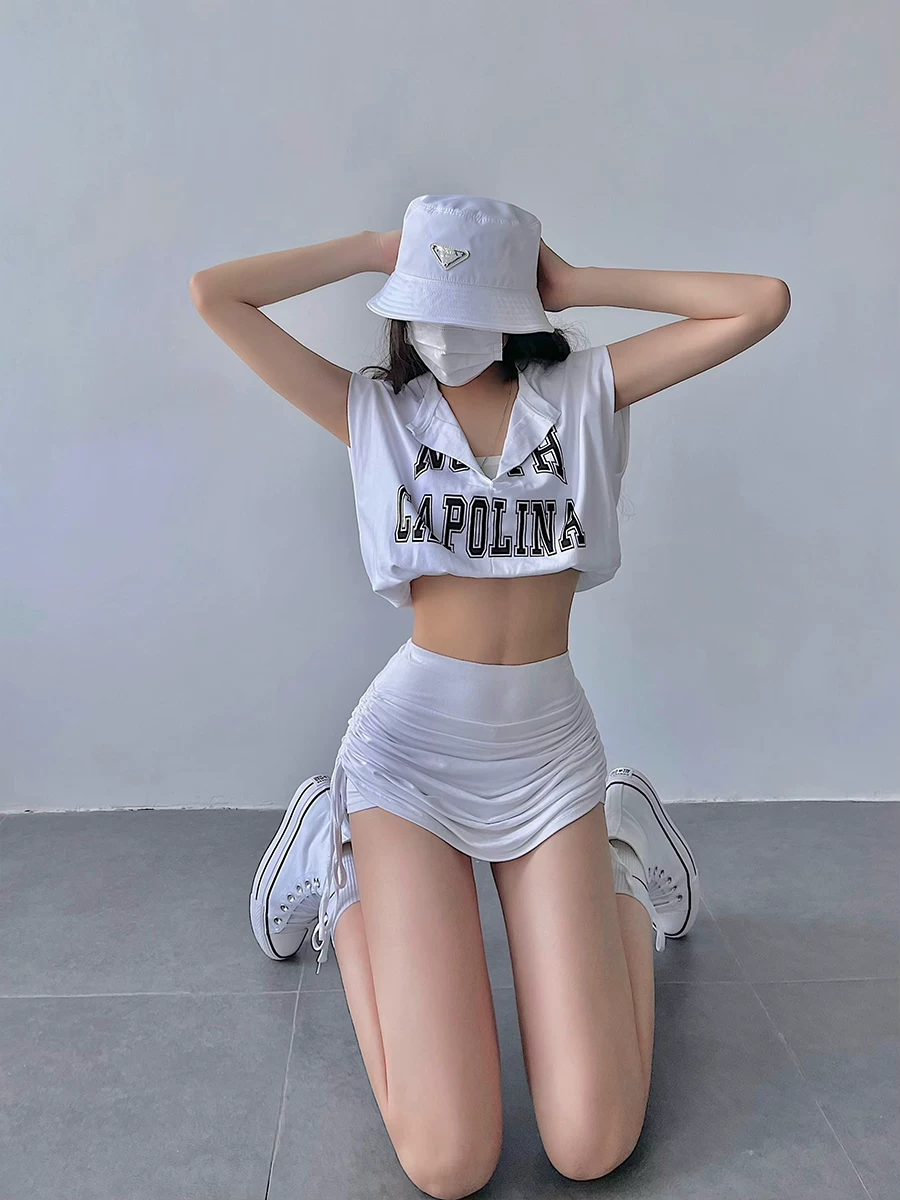 YoungGirlDay Áo crop top ngắn in chữ phong cách Âu Mỹ theo phong cách đường phố với thiết kế giả hai mảnh.
