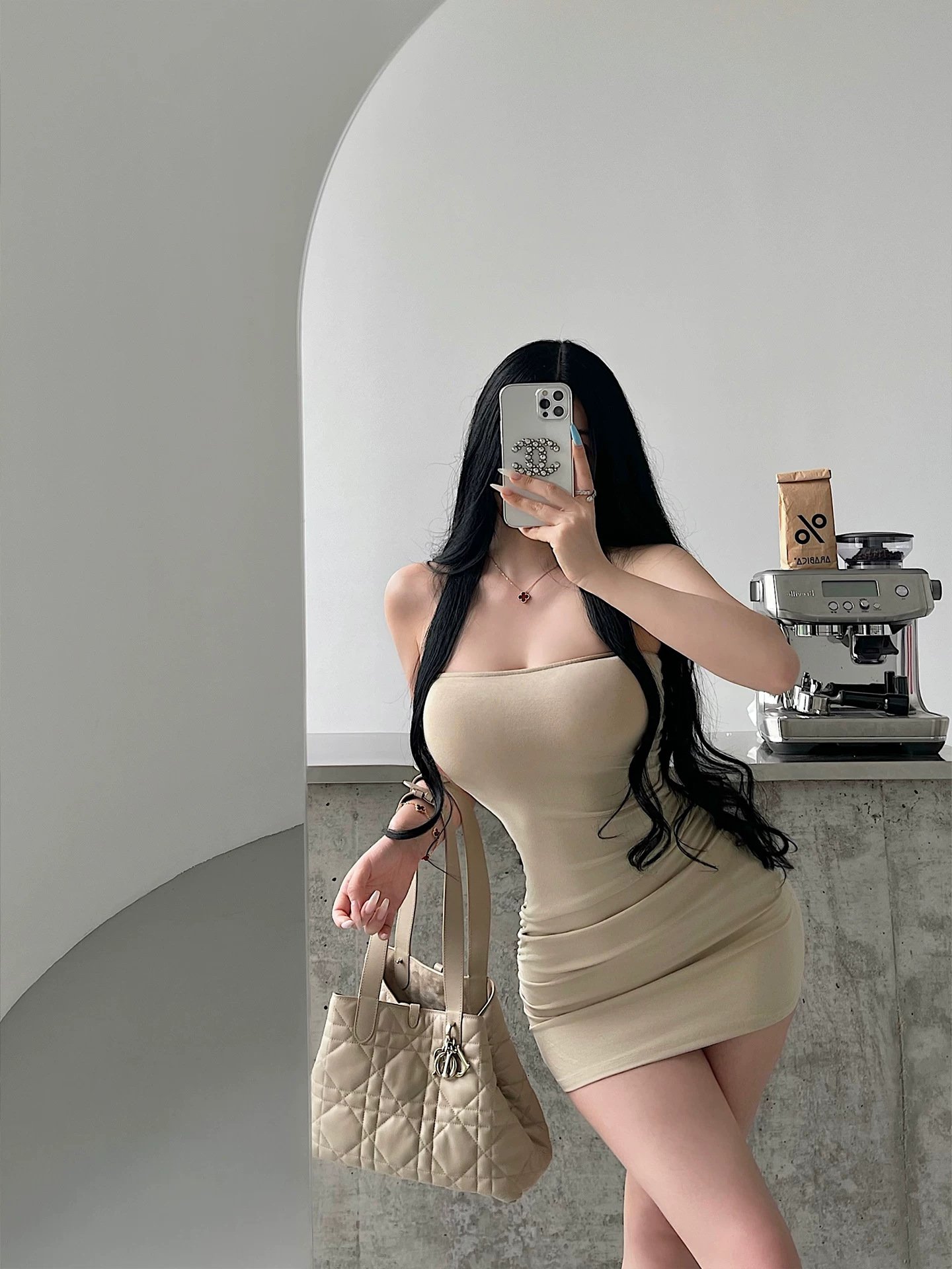 YoungGirlDay pure Desire hot girl sexy váy ống hở lưng xếp ly ôm eo với váy ngắn ôm sát hông và miếng đệm ngực.