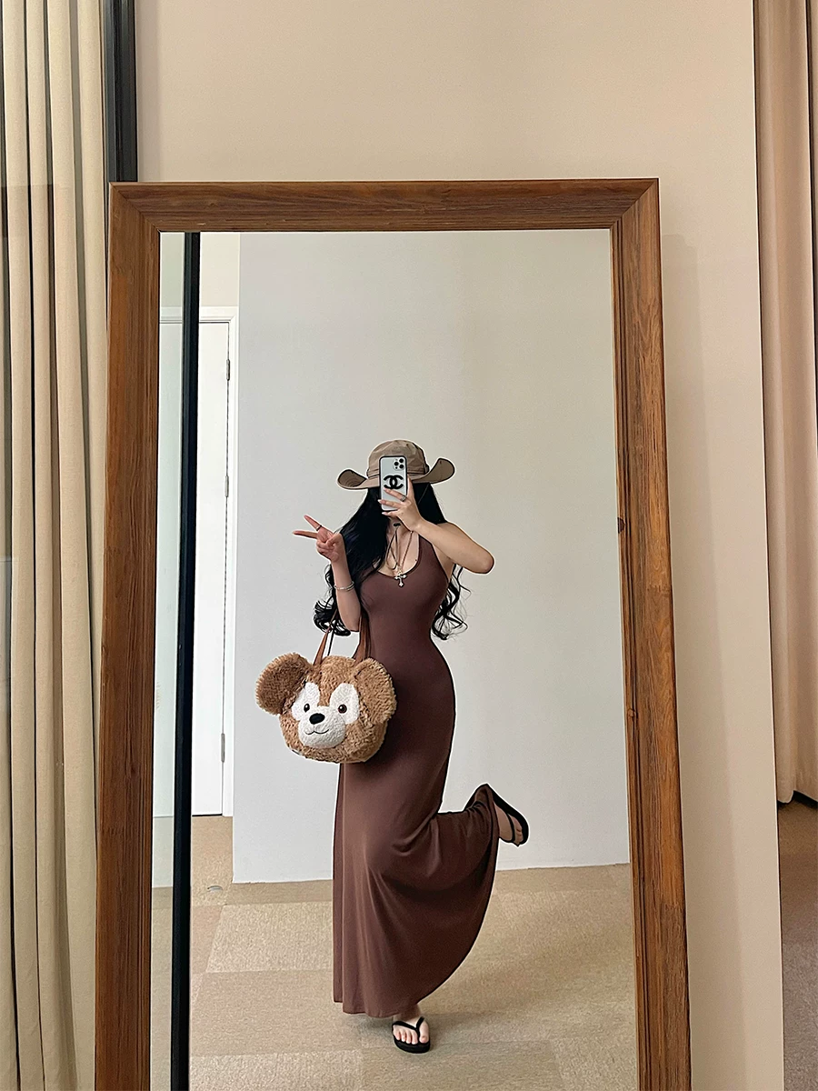 Váy dài cổ halter ôm sát, hở lưng, phong cách thoải mái và gợi cảm của YoungGirlDay Lu Si.