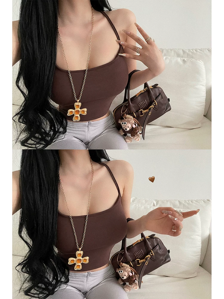 Áo crop top ngắn ôm sát gợi cảm YoungGirlDay với thiết kế lưng khoét và có đệm ngực tích hợp.