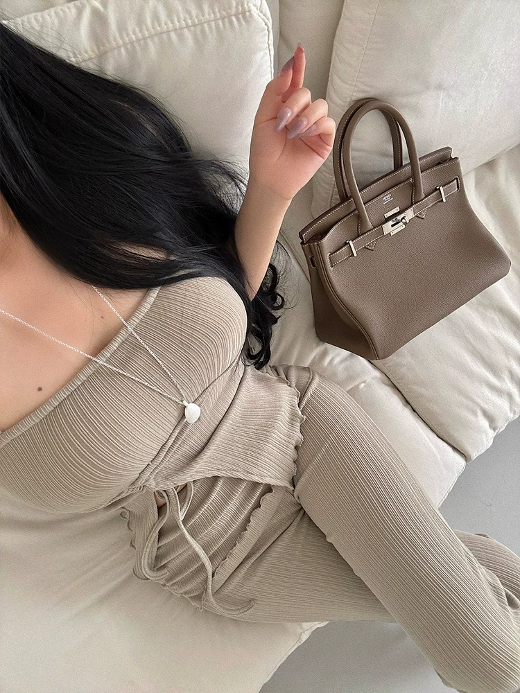 Bộ đồ gồm áo camisole xẻ tà xếp ly kiểu Pure Desire có mút ngực và quần dài xếp ly hai lớp cạp cao dáng suông.