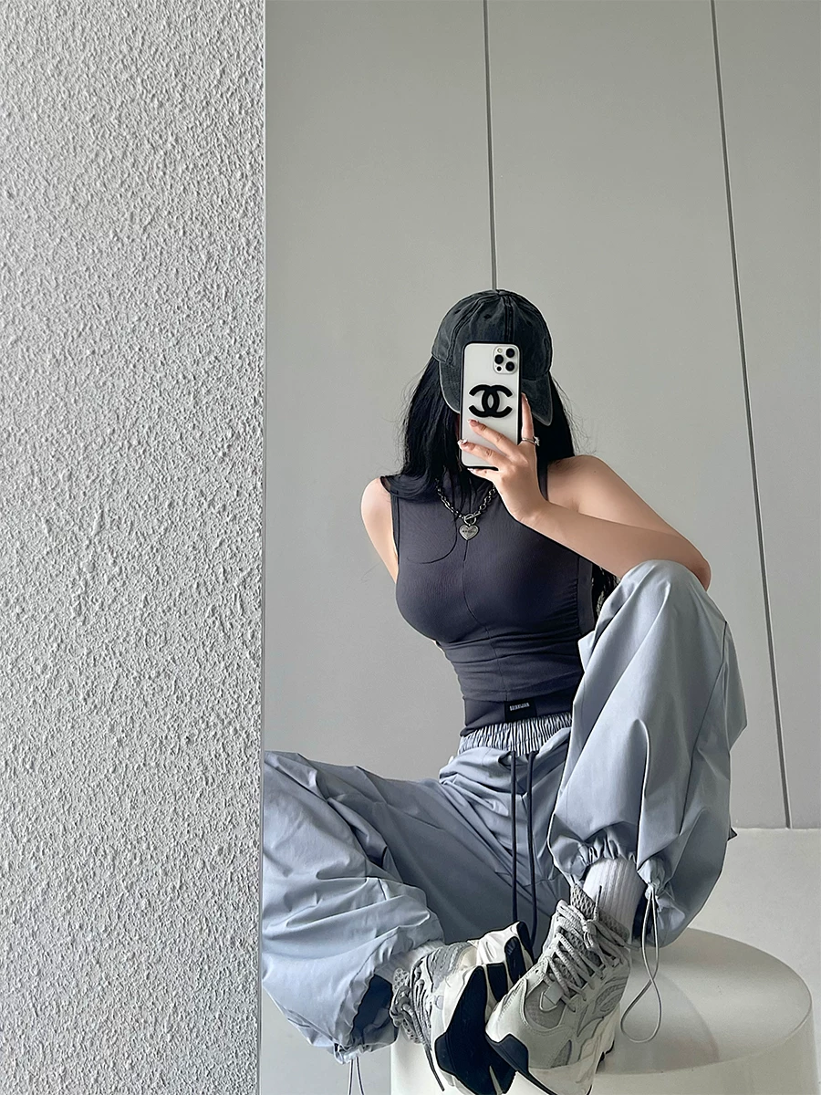 Áo crop top ngắn tay sát nách, kiểu dáng ôm sát, có dây kéo, cổ trụ, eo xếp ly, phong cách hot girl gợi cảm YoungGirlDay.