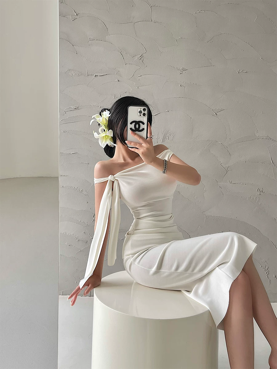Bộ áo một vai bất đối xứng cùng kiểu dáng của YoungGirlDay Kylie với dải ruy băng và bộ váy ôm sát dài vừa phải