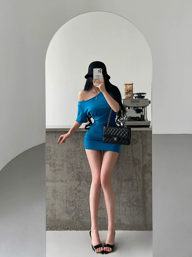 YoungGirlDay phong cách thuần khiết gợi cảm hot girl gợi cảm đường viền cổ bất đối xứng lệch vai ôm eo xếp nếp váy bodycon tay ngắn váy ngắn