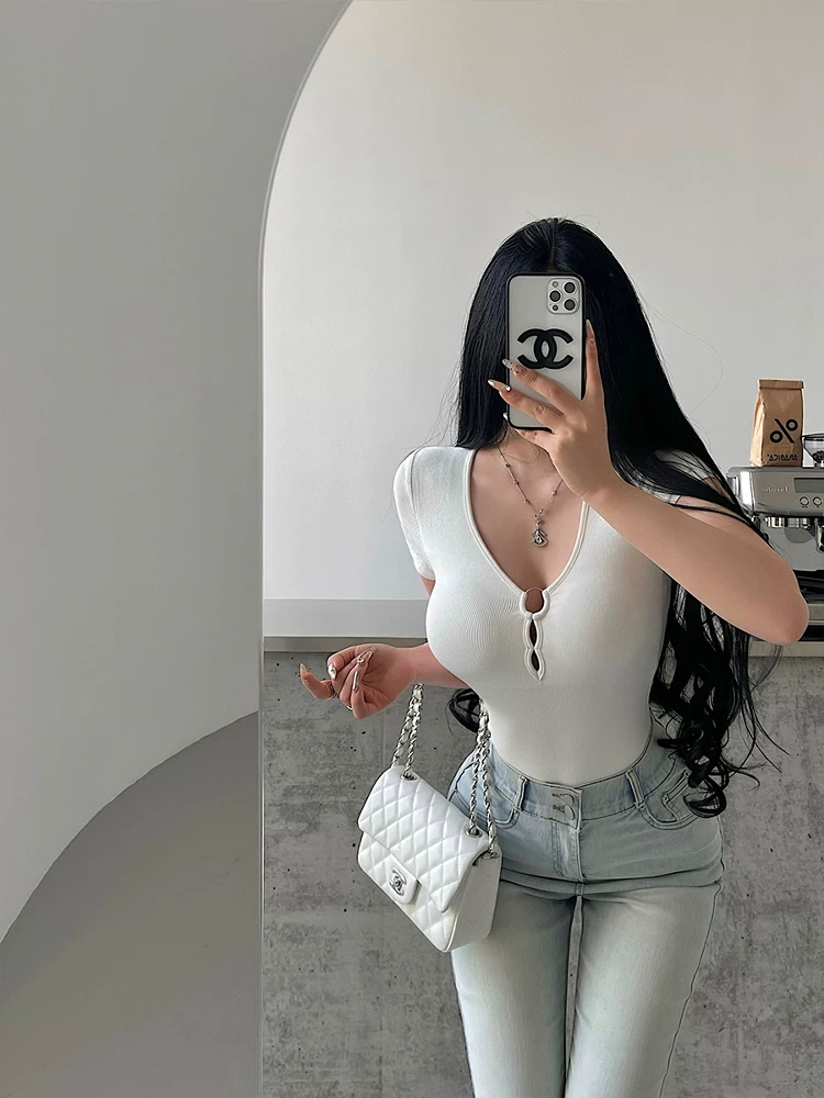 Áo thun bodysuit tay ngắn ôm sát cổ chữ V khoét rỗng gợi cảm YoungGirlDay có đệm ngực tích hợp.
