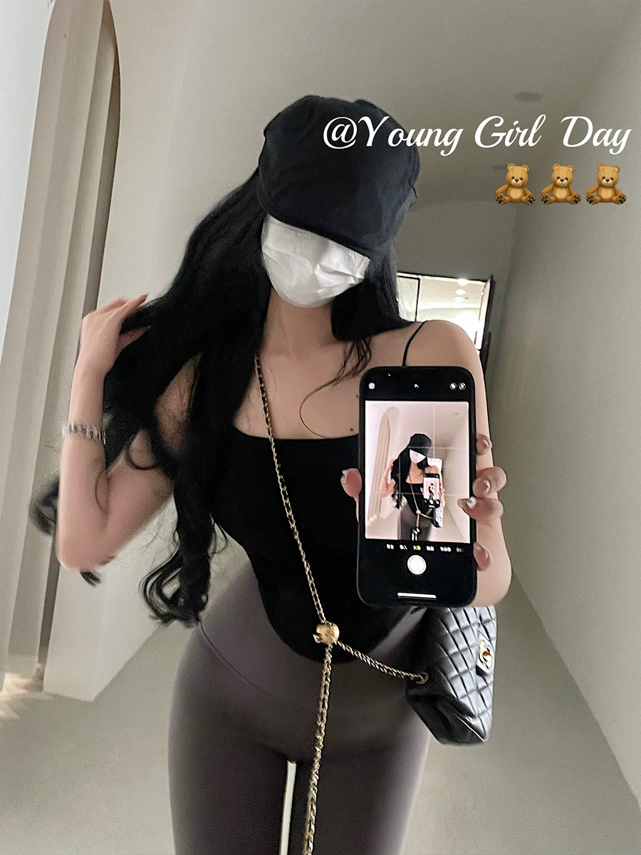 Áo hai dây ôm sát kiểu dáng gợi cảm, thiết kế xương cá, vạt cong, phong cách YoungGirlDay thuần khiết quyến rũ.