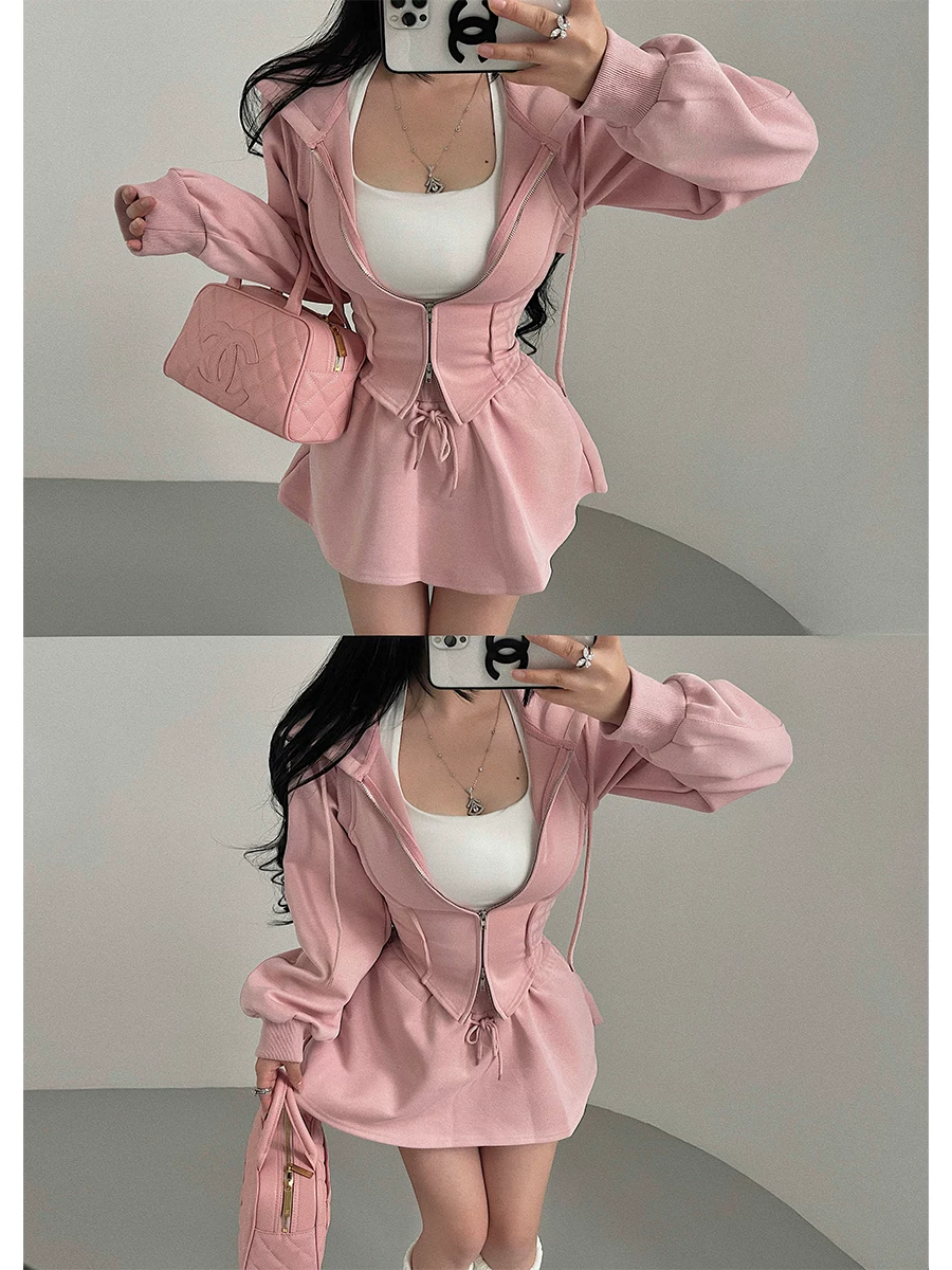 YoungGirlDay phong cách thuần khiết gợi cảm, áo khoác cardigan có mũ trùm đầu, khóa kéo, thiết kế khoét eo, chân váy ngắn chống lộ hàng, cạp cao.