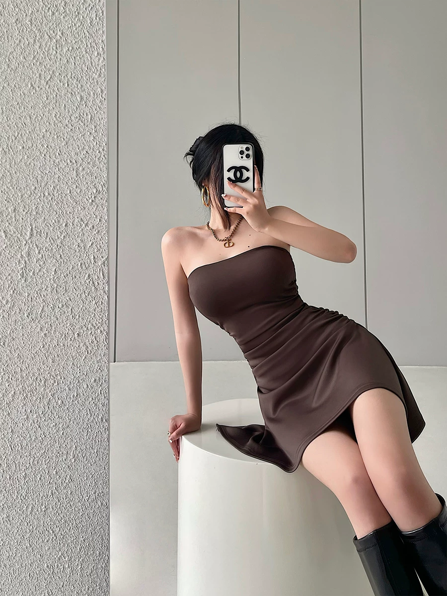 YoungGirlDay váy ống xếp ly ôm sát lưng gợi cảm, không tay, có chân váy ngắn ôm hông và miếng đệm ngực.