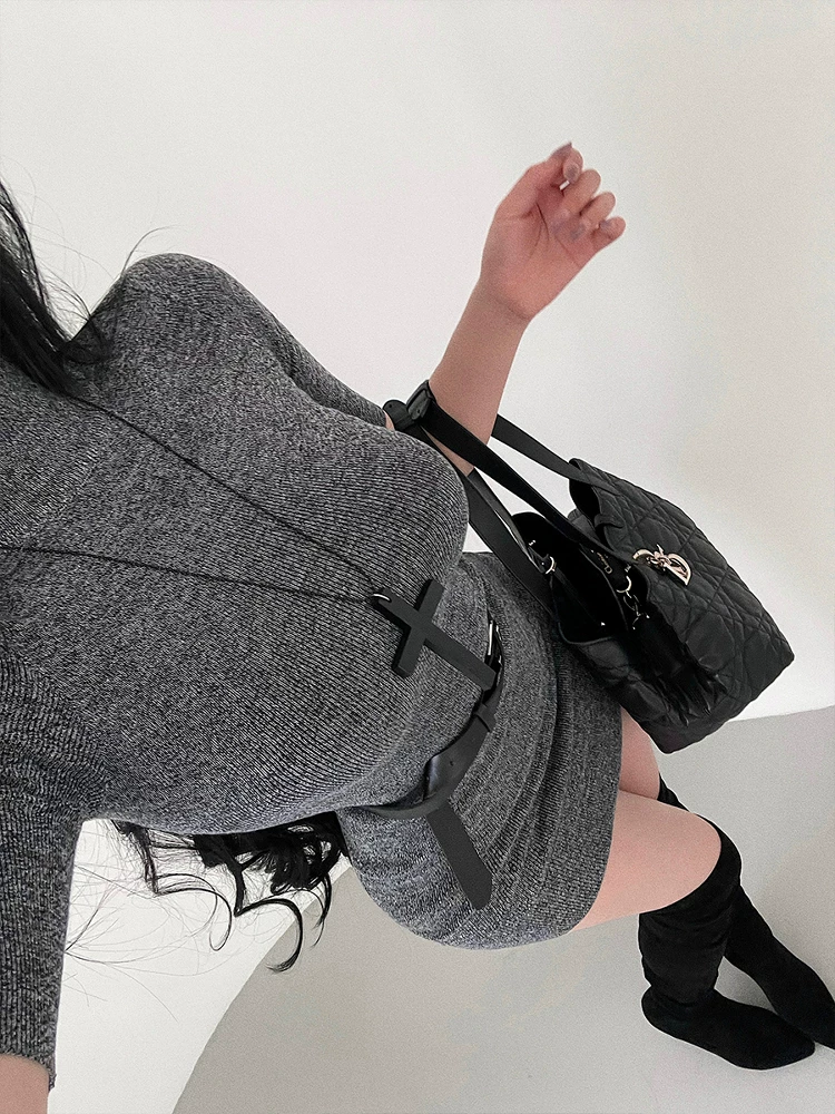 Váy ôm sát bodycon cổ cao tay ngắn chất liệu len, phong cách quyến rũ dành cho nữ giới trưởng thành, kèm thắt lưng.