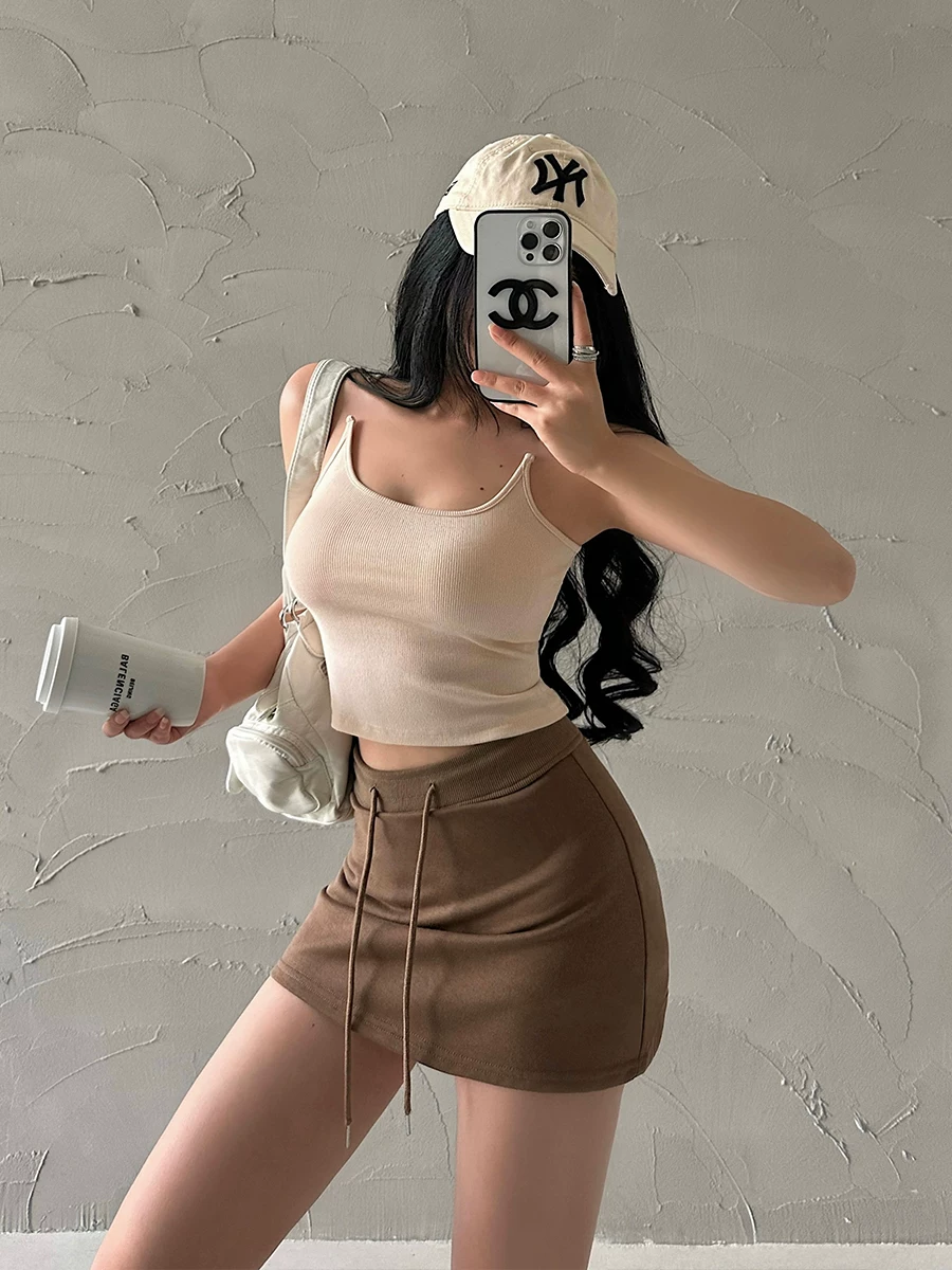 YoungGirlDay áo dây ngắn có dây đeo vai vô hình, ôm sát, màu trơn, gợi cảm.