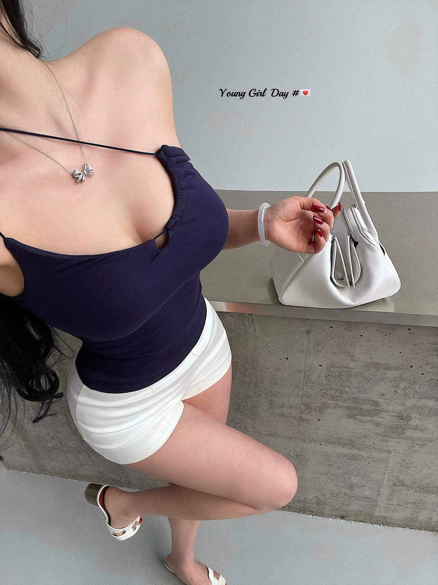 Áo tank top lệch vai, ôm sát, gợi cảm, kiểu halter, có mút ngực, dành cho cô gái trẻ, phong cách thuần khiết, quyến rũ.