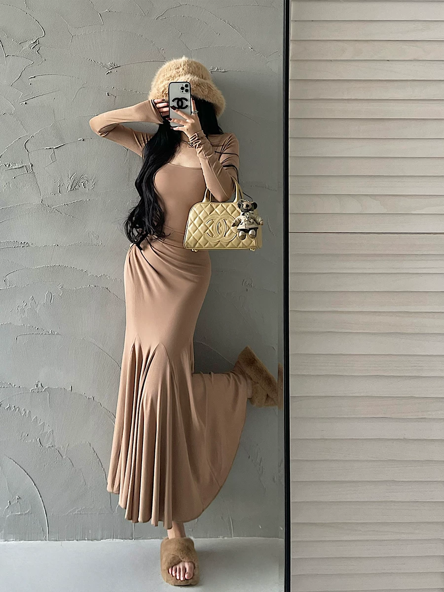 YoungGirlDay mang phong cách thuần khiết và quyến rũ, váy dài xếp ly ôm sát eo, tay dài, kiểu dáng ôm sát, váy dài kiểu đuôi cá
