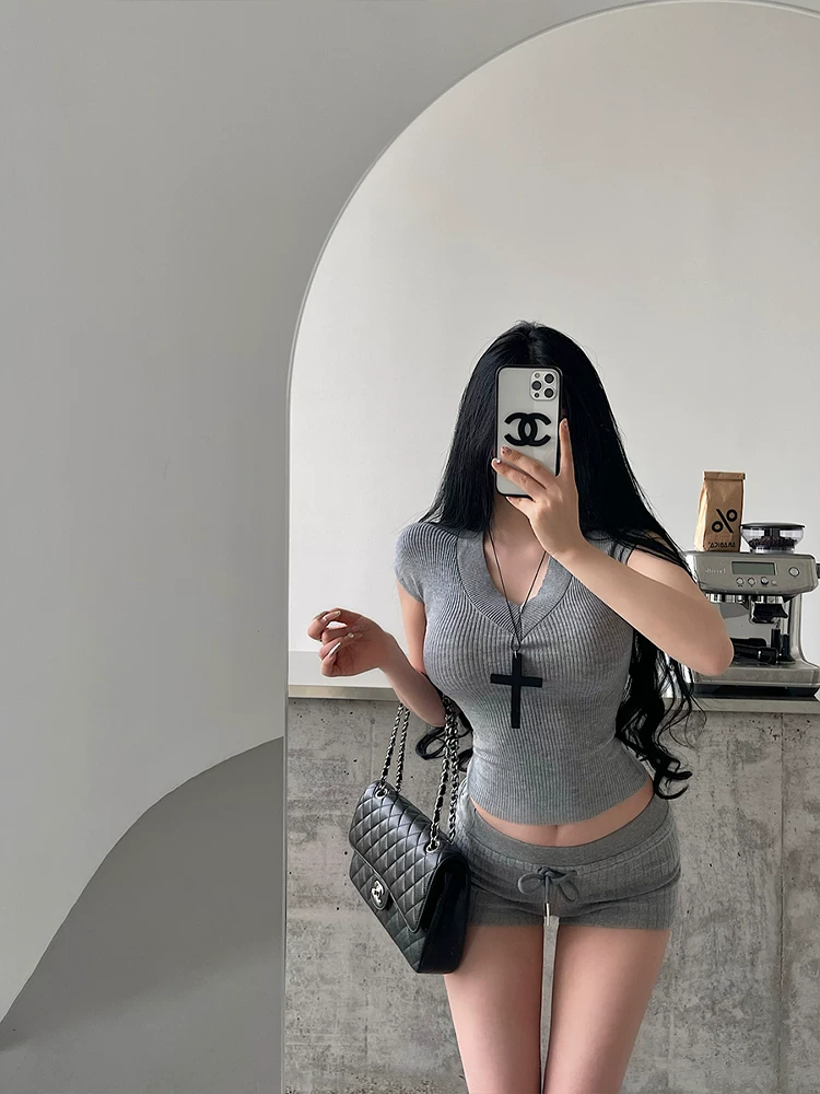 YoungGirlDay Pure Desire gợi cảm cổ chữ V ôm vừa vặn eo co giãn màu trơn áo thun dệt kim tay ngắn dành cho nữ