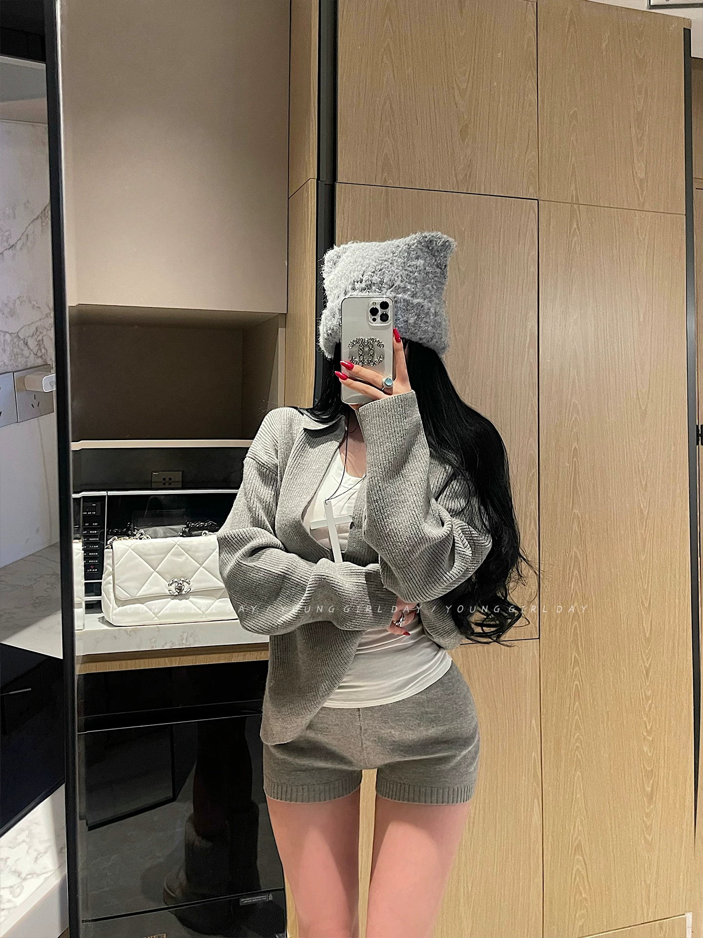 YoungGirlDay lazy vibe áo len dệt kim cổ chữ V dáng rộng, quần short cạp cao, bộ đồ thường ngày