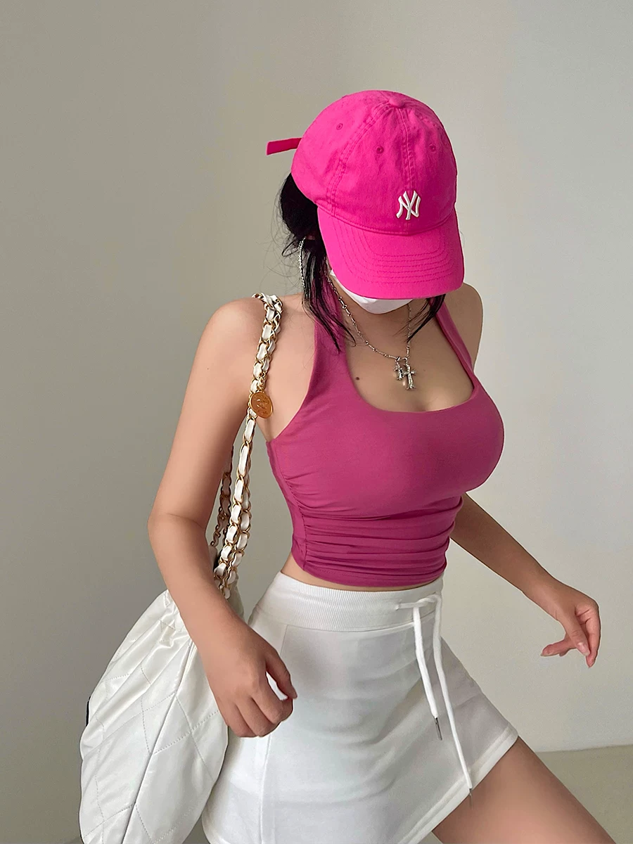 Áo hai dây ngắn ôm sát, kiểu dáng gợi cảm, khoét lưng, có mút ngực, phong cách hot girl YoungGirlDay.
