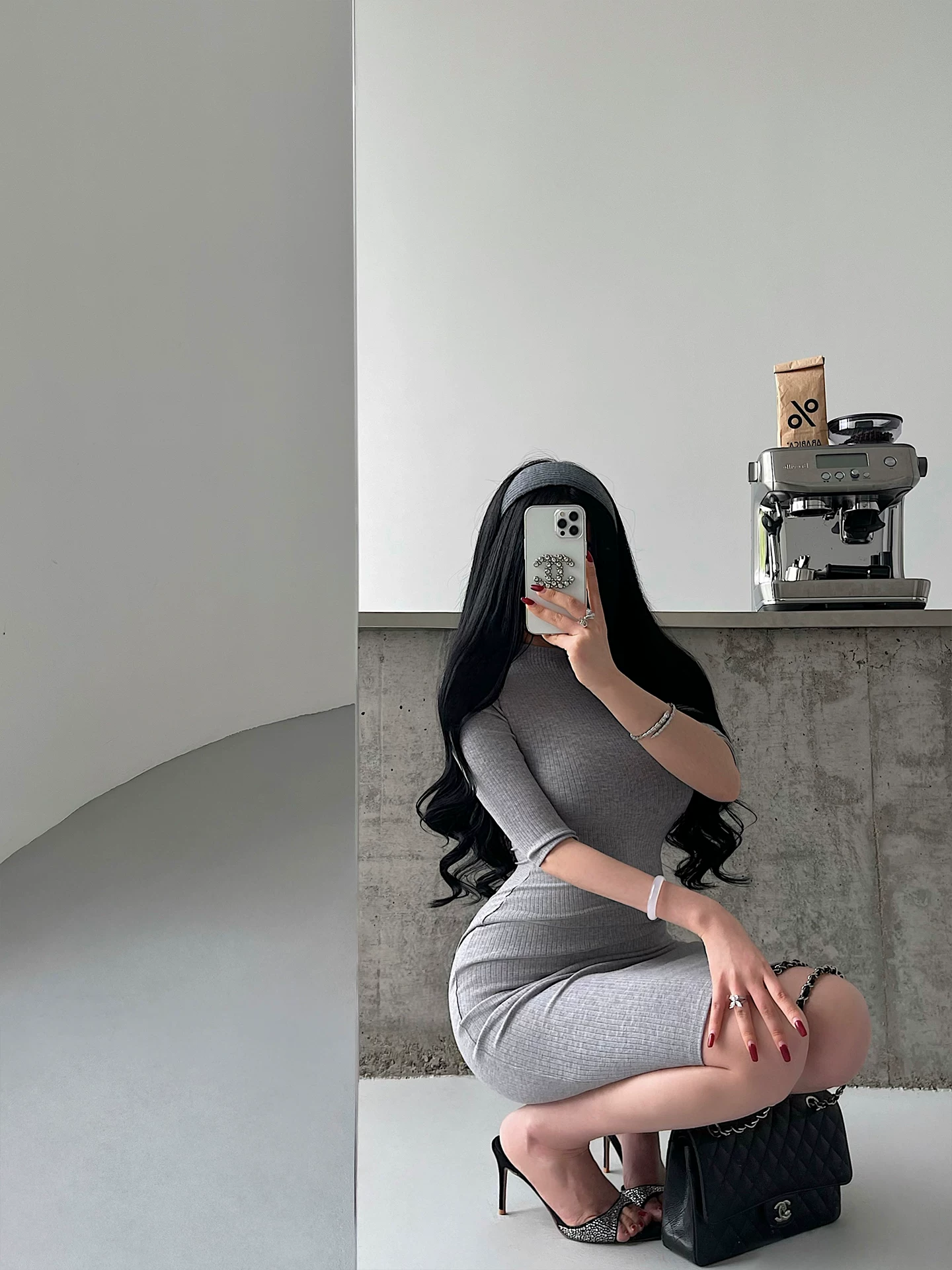 YoungGirlDay phong cách trưởng thành và gợi cảm, đầm bodycon dệt kim co giãn cổ cao tay lửng, dài vừa phải