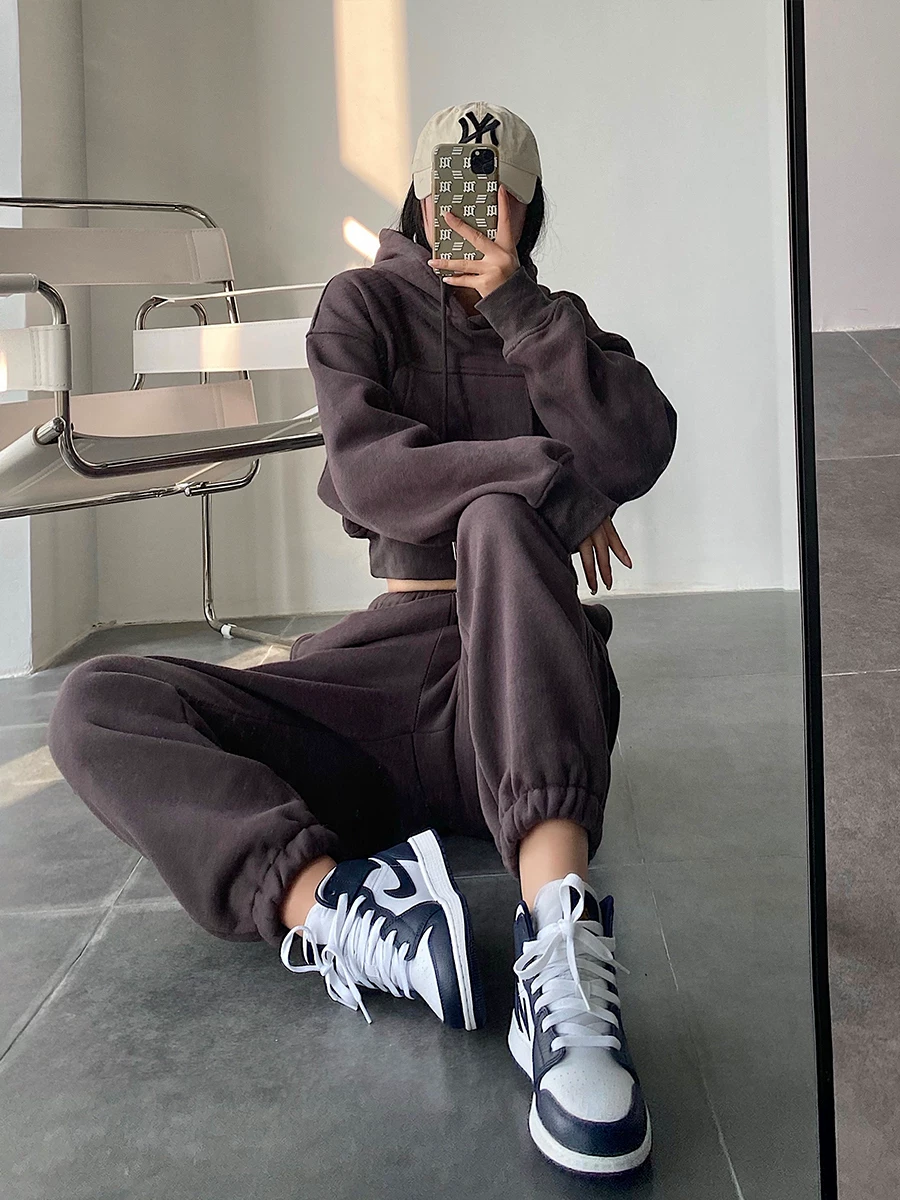 Bộ đồ thể thao nữ phong cách đường phố Âu Mỹ gồm áo hoodie ngắn có túi và quần jogger cạp cao rộng rãi
