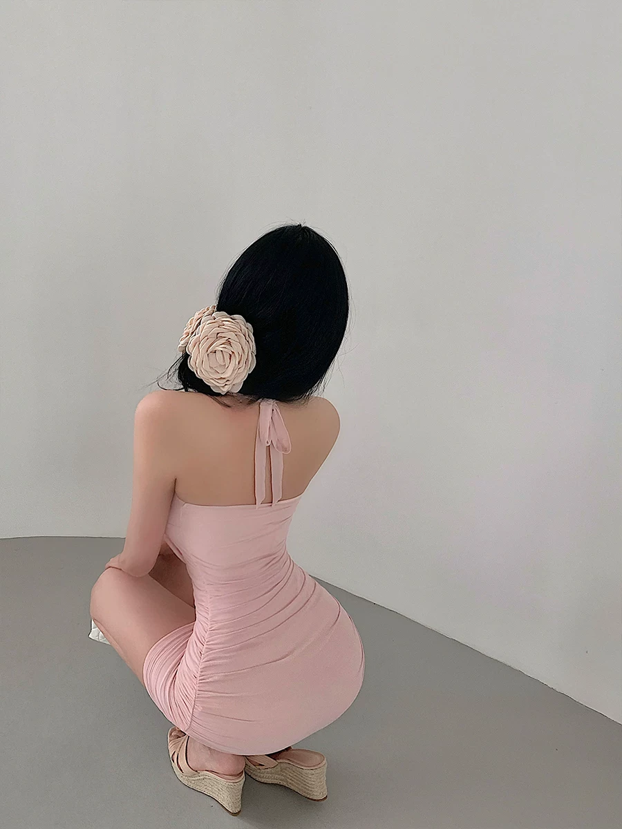 Váy ngắn ôm sát gợi cảm kiểu YoungGirlDay, thiết kế dây halter, lưng trần, chất liệu lưới, xếp ly, có dây buộc.
