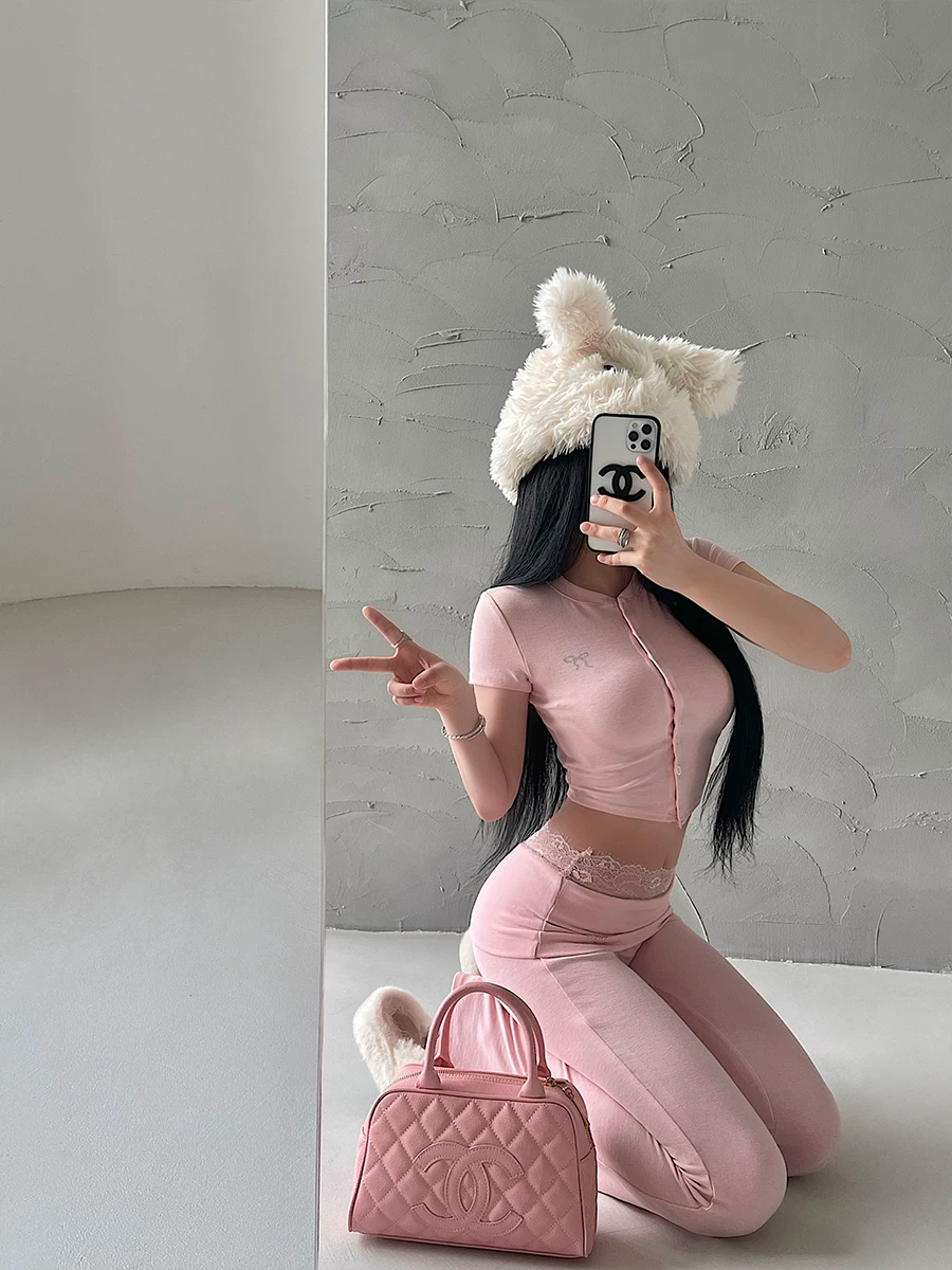 Áo cardigan ngắn tay kiểu dáng đơn giản, đính đá, phối cùng quần ống loe cạp cao ren, phong cách YoungGirlDay thuần khiết gợi cảm.