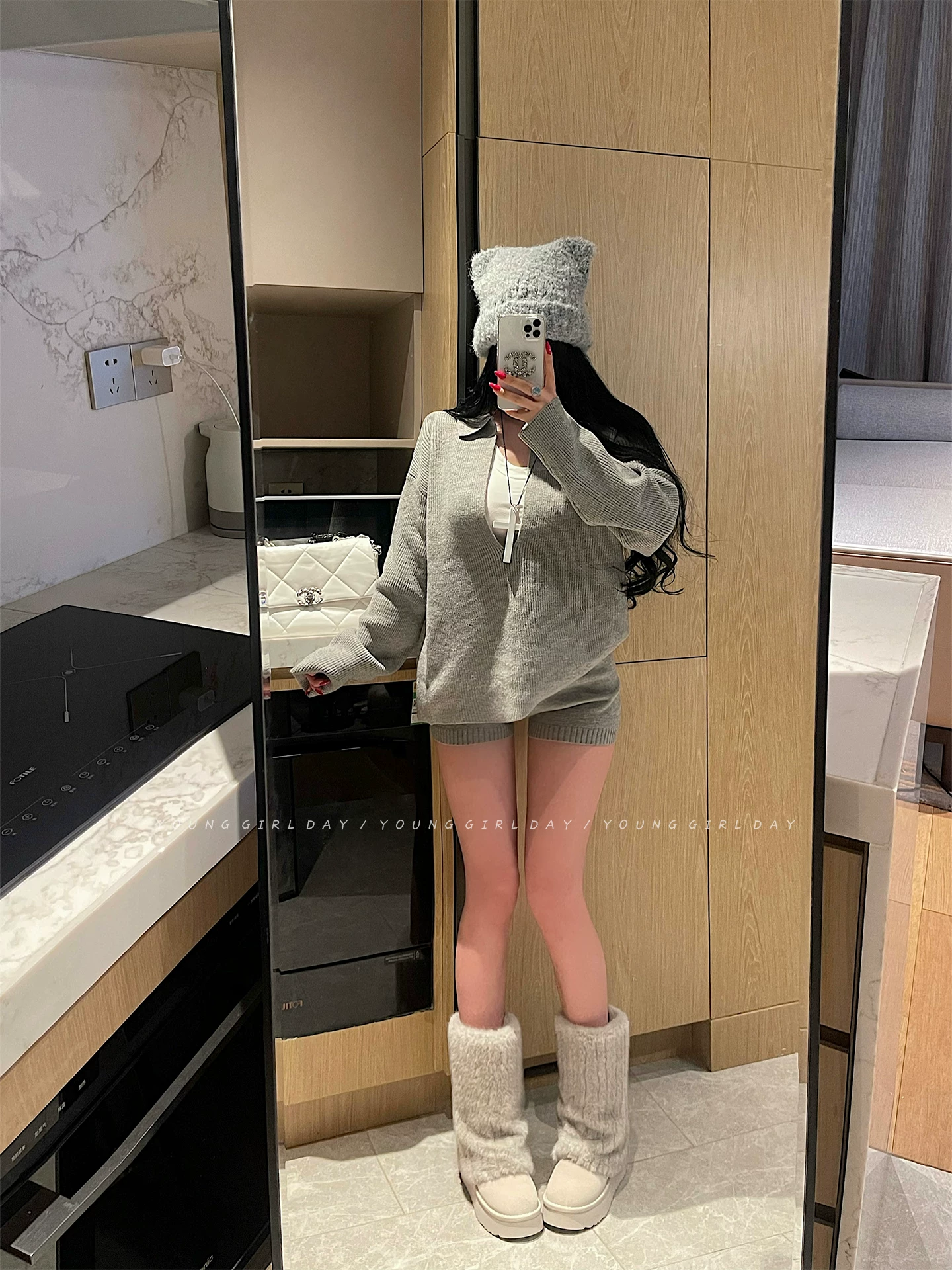 YoungGirlDay lazy vibe áo len dệt kim cổ chữ V dáng rộng, quần short cạp cao, bộ đồ thường ngày