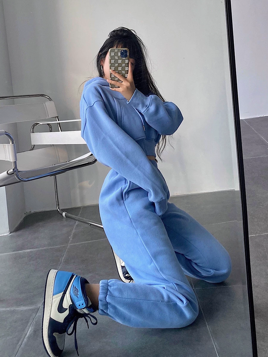 Bộ đồ thể thao nữ phong cách đường phố Âu Mỹ gồm áo hoodie ngắn có túi và quần jogger cạp cao rộng rãi
