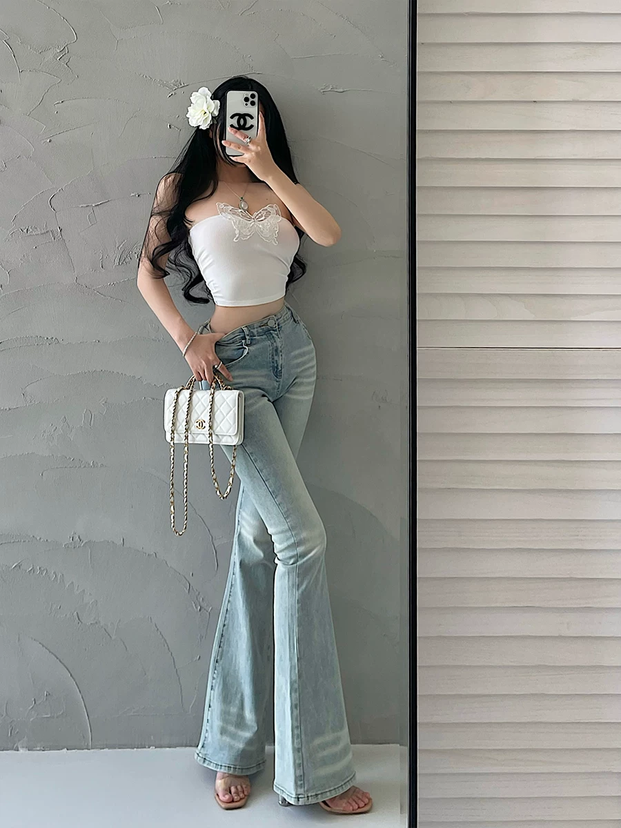 Quần jeans ôm sát cạp cao phong cách Âu Mỹ dành cho nữ, tôn dáng, nâng mông, giúp chân trông dài hơn, thiết kế hơi loe và dài chạm sàn.