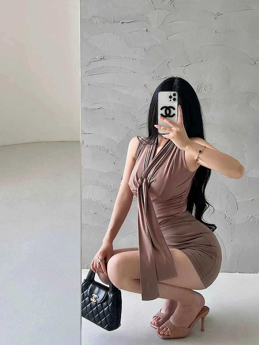 Áo hai dây ôm sát, xếp ly, eo thon, cổ bèo nhún, phối nơ, phong cách gợi cảm, quyến rũ dành cho cô gái trẻ.