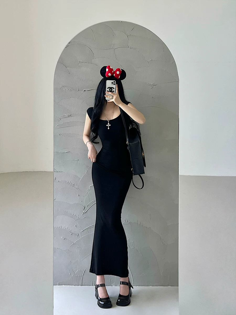 Váy một dây gợi cảm của YoungGirlDay Kardashian, khoe xương quai xanh, ôm sát, tôn dáng, váy dài ôm sát cơ thể.