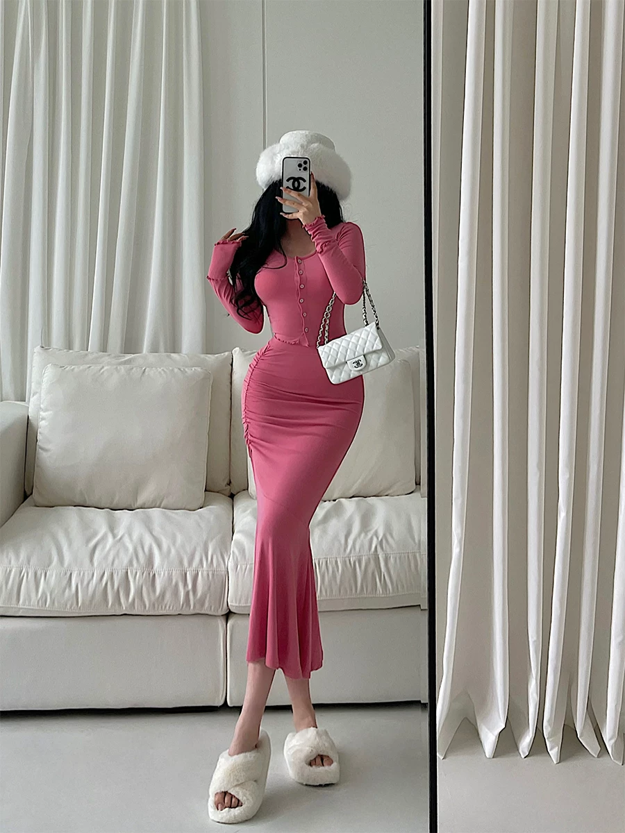YoungGirlDay thuần khiết gợi cảm, áo cardigan dài tay một hàng khuy, bộ váy đuôi cá xếp ly cạp cao ôm hông
