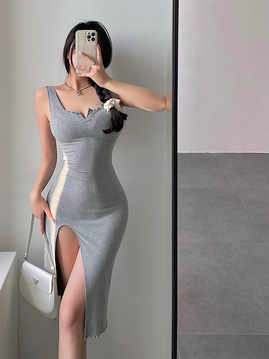 Váy liền thân ôm sát, chất liệu co giãn, tôn dáng, gợi cảm, xẻ cao, phong cách YoungGirlDay, dành cho những cô gái đầy khao khát.