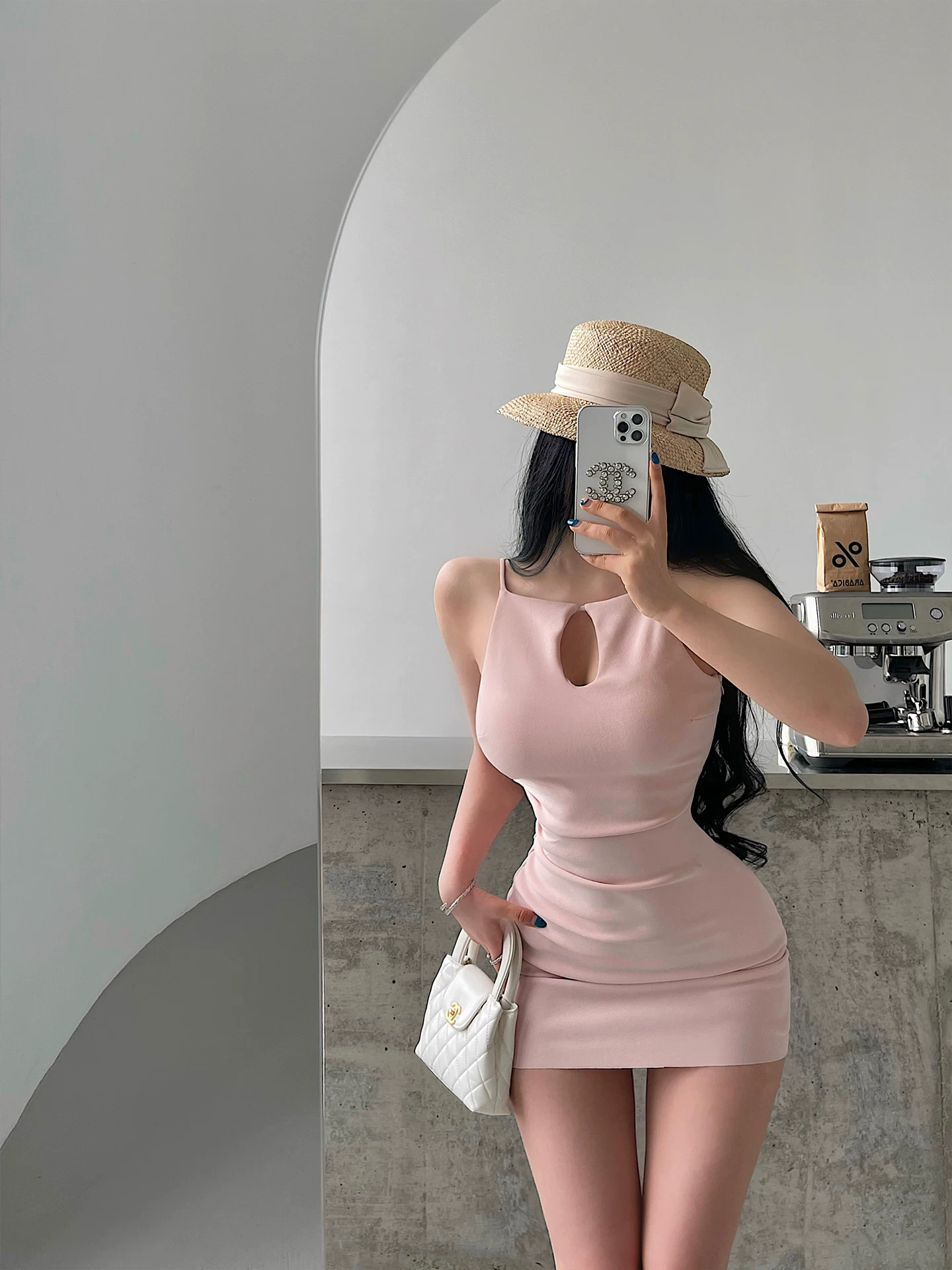 YoungGirlDay phong cách thuần khiết gợi cảm, khoét rỗng phía trước, ôm sát eo, váy ngắn có dây đeo spaghetti